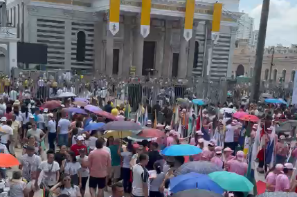 Os fiéis aguardam a chegada da Imagem Peregrina